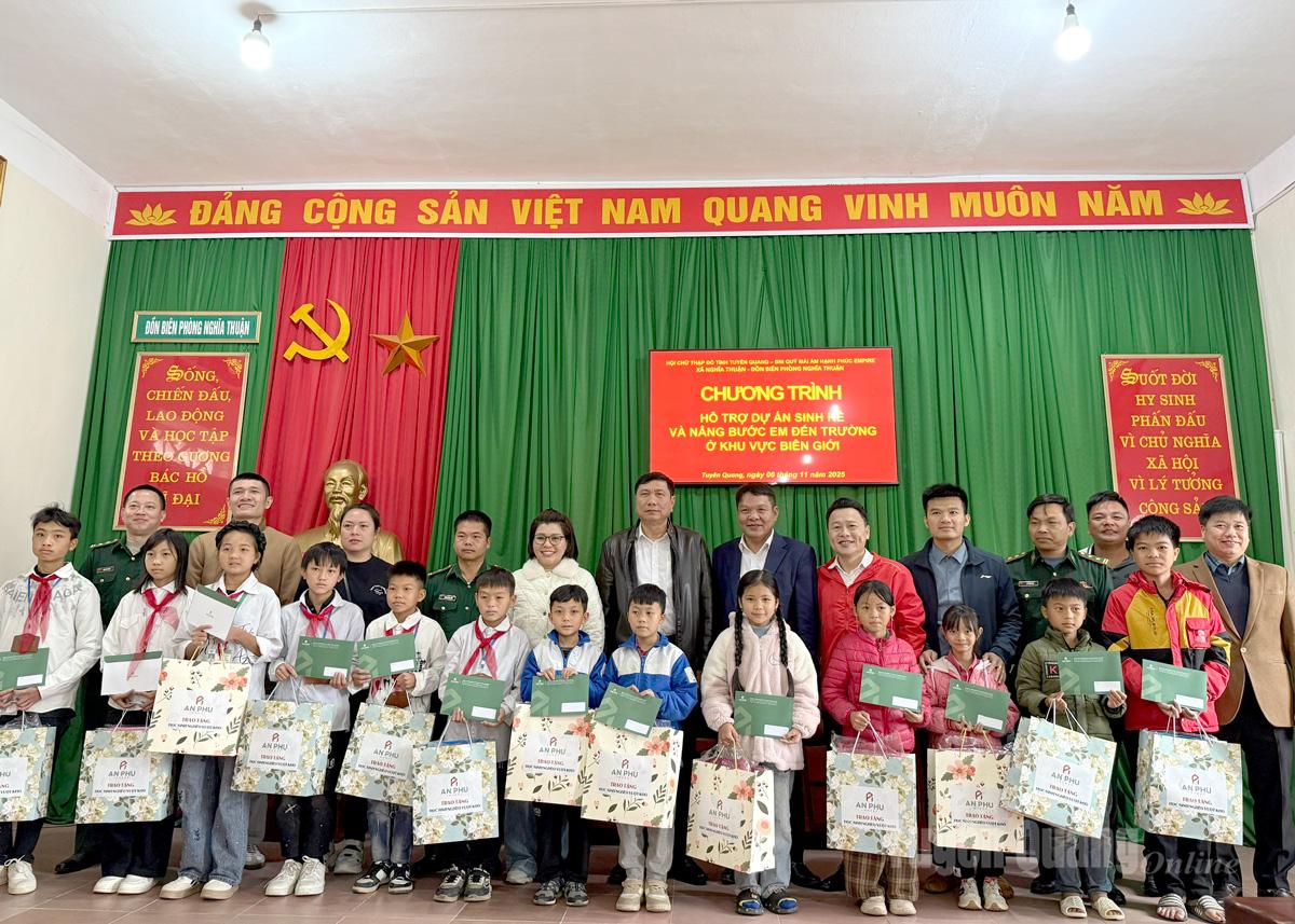 נציגים העניקו מתנות לתלמידי קומונה של נגיה ת'ואן.