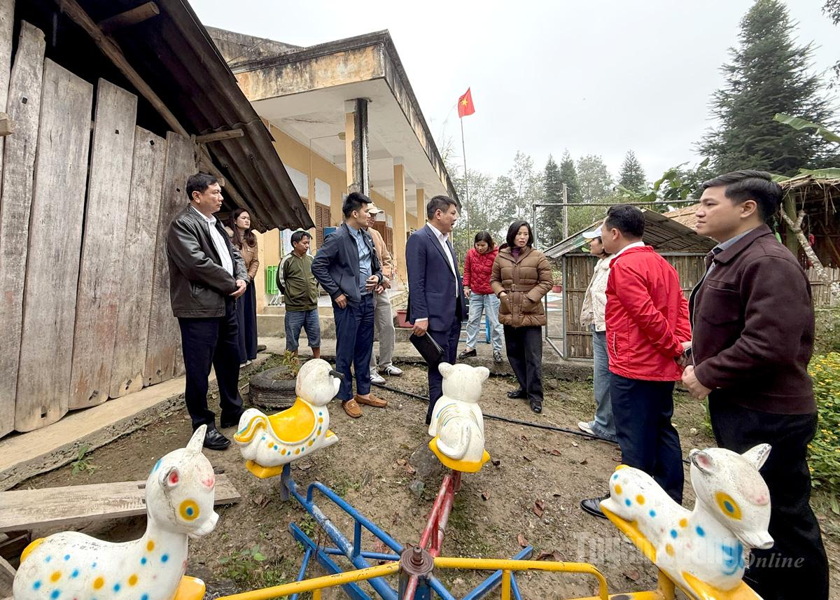 נציגים סקרו את בניית המטבח בגן הילדים נאם סון, בקהילת קוואן בה.