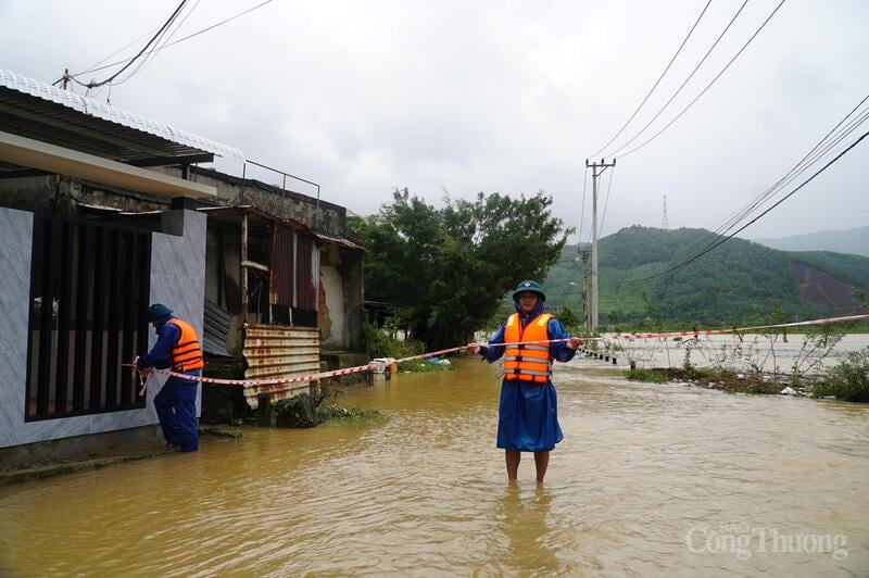 Pihak berkuasa wad Hai Van memasang tali amaran dan menghalang orang ramai daripada memasuki kawasan dengan air yang mengalir deras dan berbahaya (Gambar diambil pada 28 Oktober di kumpulan kediaman Truong Dinh)