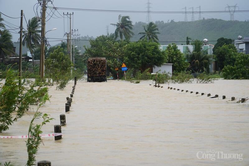 Banjir dalam di kawasan perumahan Truong Dinh hampir menghanyutkan ramai orang (Gambar diambil pada 28 Oktober, ketika ini paras air masih rendah)