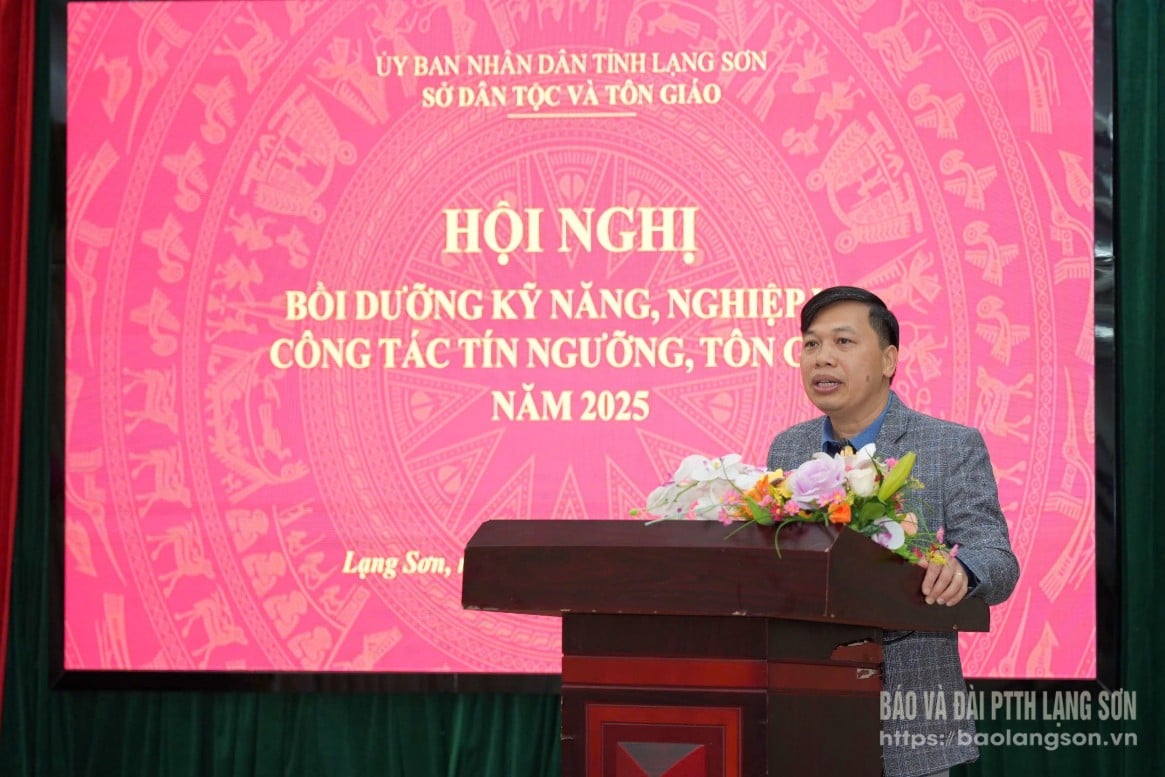 Reporter menyampaikan isi topik pada konferensi tersebut.