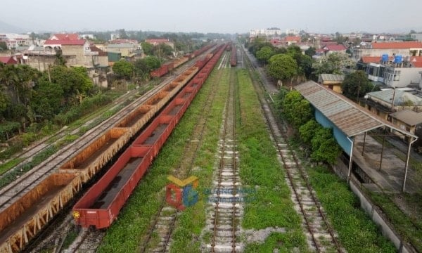 Obecna linia kolejowa łączy się z Ha Long.