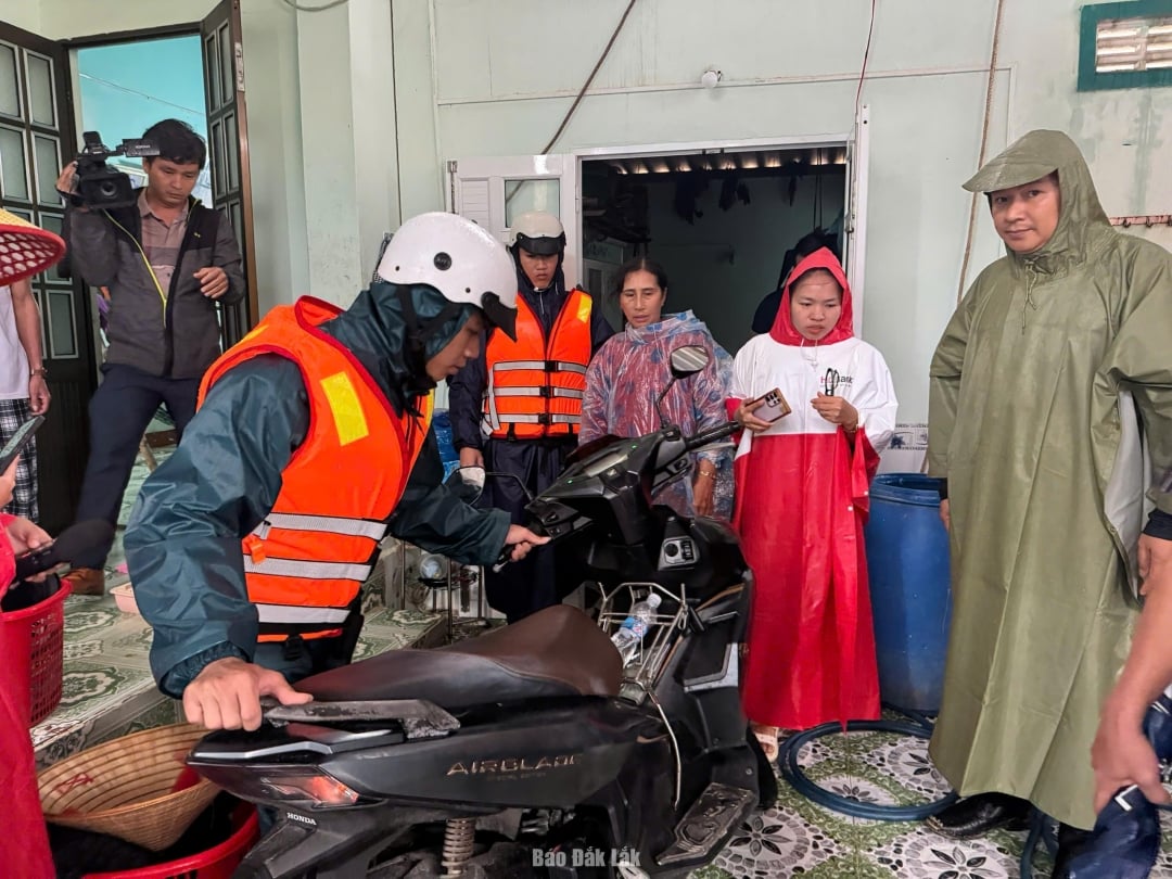 Autoritățile din districtul Song Cau îi ajută pe oameni să își mute bunurile. Foto: Ho Nhu