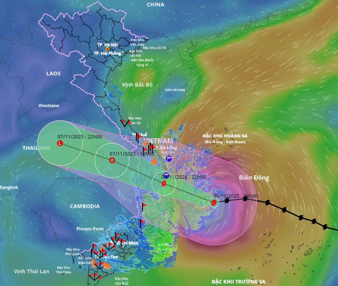 Vid middagstid den 6 november närmade sig storm nr 13 havsområdet från Quang Ngai - Dak Lak med vindstyrka på nivå 15 och byar upp till nivå 17. Foto: Vietnam Disaster Monitoring System. Trưa 6/11, bão số 13 đã tiến sát vùng biển từ Quảng Ngãi - Đắk Lắk với sức gió cấp 15, giật cấp 17. Ảnh: Hệ thống giám sát thiên tai Việt Nam.