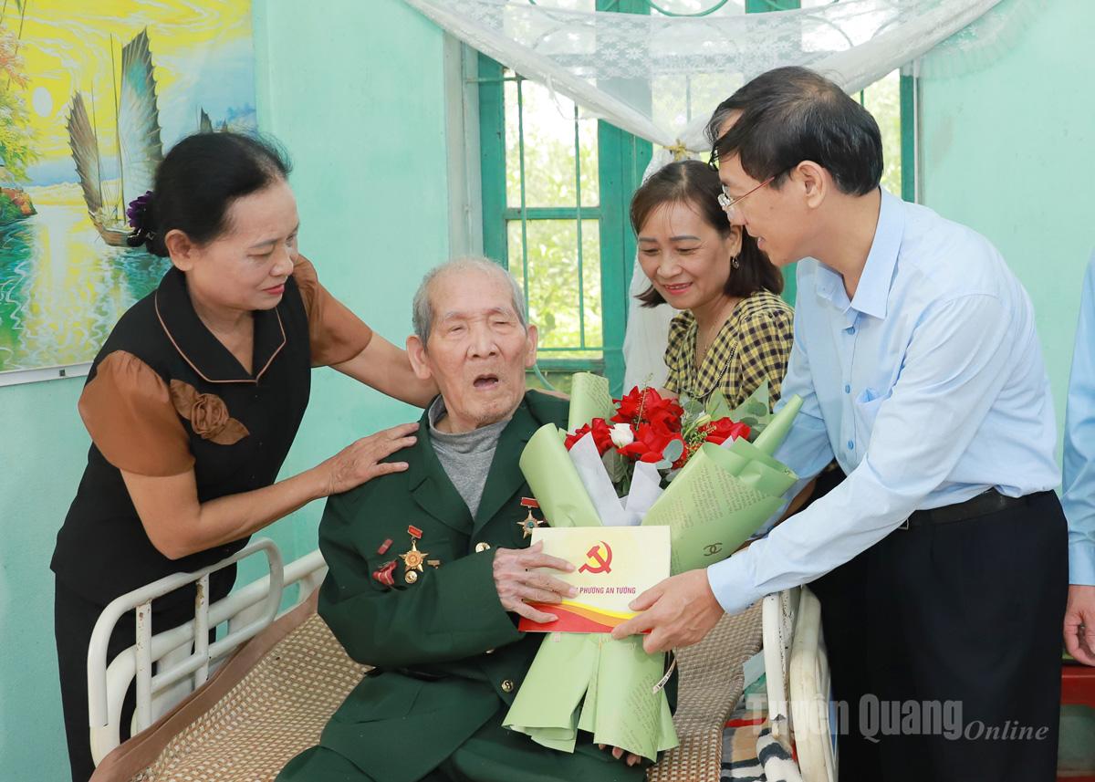 Đảng ủy phường An Tường tặng quà đảng viên Nguyễn Văn Tiếp.