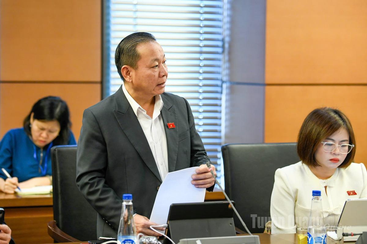 Đại biểu Tráng A Dương phát biểu thảo luận.