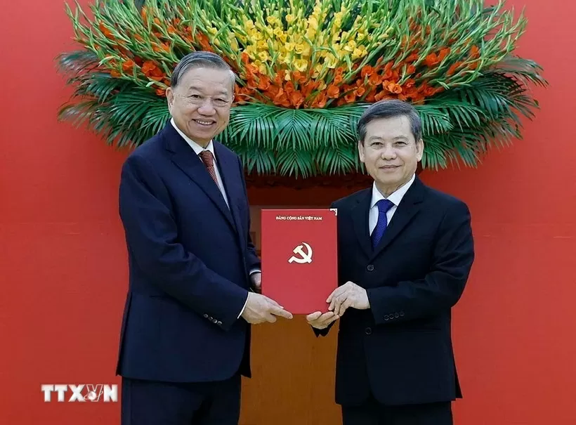 Kamerat Trinh Van Quyet tiltrådte som leder av den sentrale kommisjonen for propaganda og massemobilisering. Đồng chí Trịnh Văn Quyết nhận công tác Trưởng Ban Tuyên giáo và Dân vận Trung ương