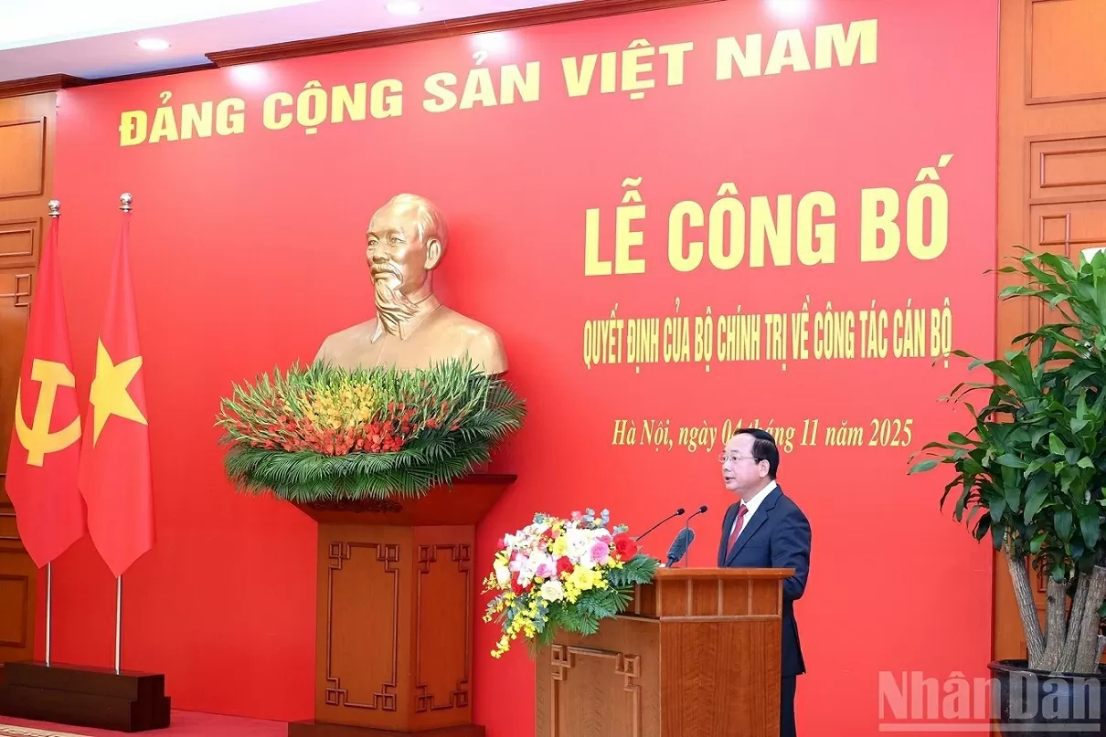 Kamerat Trinh Van Quyet tiltrådte som leder av den sentrale kommisjonen for propaganda og massemobilisering. Đồng chí Trịnh Văn Quyết nhận công tác Trưởng Ban Tuyên giáo và Dân vận Trung ương
