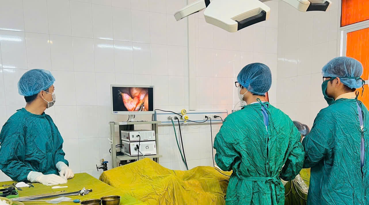 Nam sinh lớp 10 Hải Phòng bị thủng dạ dày hiếm gặp- Ảnh 1.