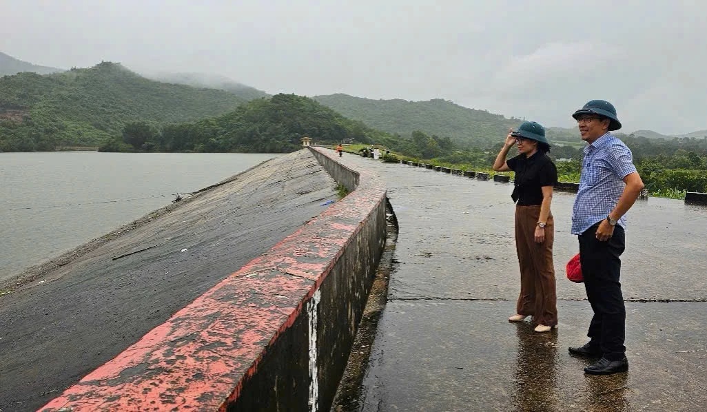 Ledarna för Ba Ngoi Ward People's Committee inspekterade Ta Ruc Reservoir