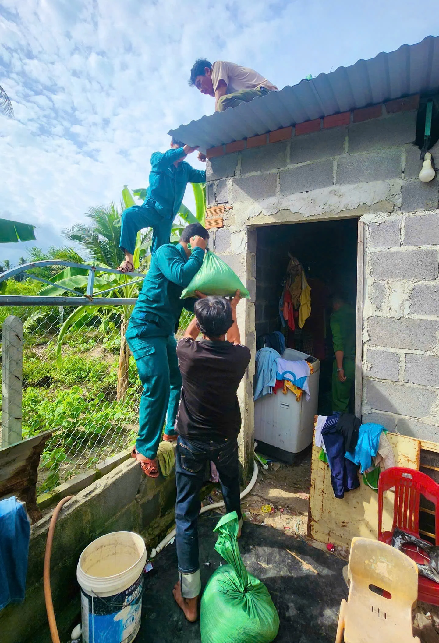 Myndigheterna i Bac Cam Ranh stöder människor i att stärka sina hus.