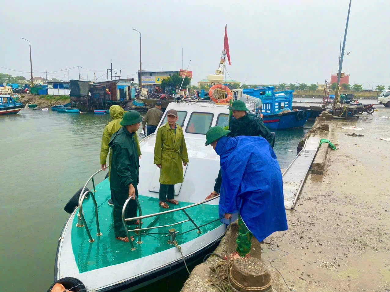 Cam Ranh-distriktets arbetsgrupp satte igång för att mobilisera fiskare för att snabbt gå i land för att undvika stormen.
