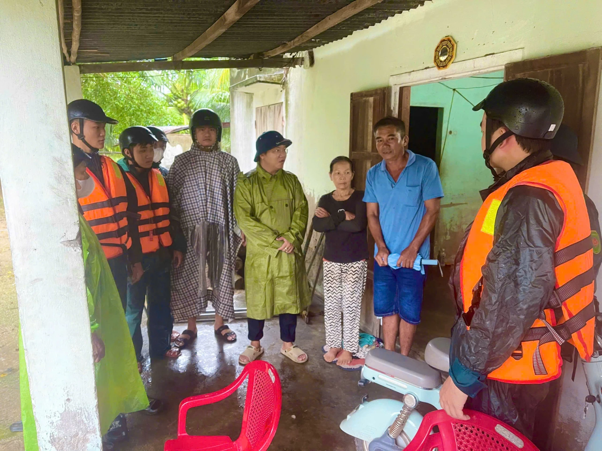 Ledarna för Bac Cam Ranh-distriktet uppmanade människor att snarast evakuera till bostadsgrupper när de insåg att deras säkerhet inte var garanterad.