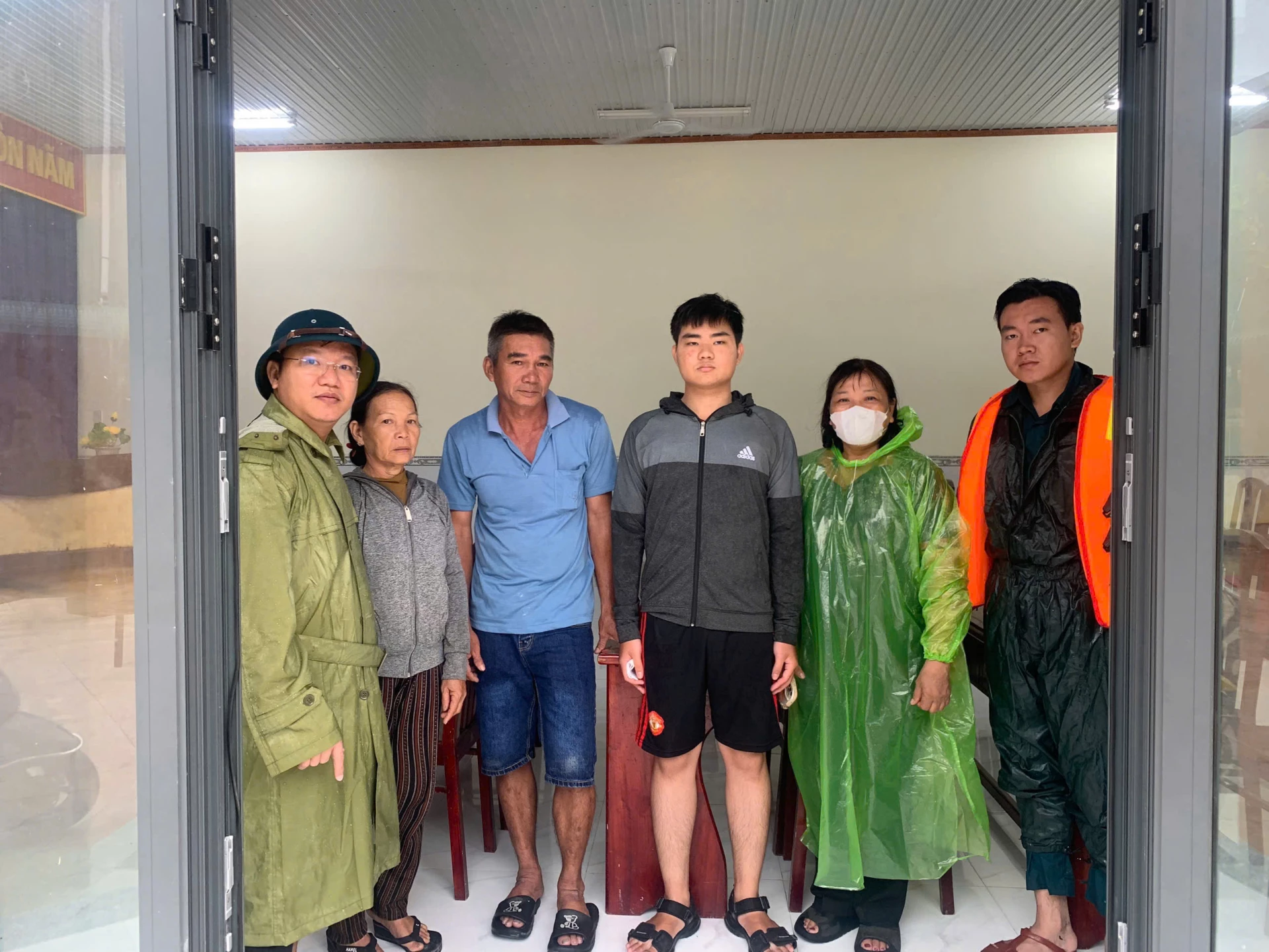 Ledare för Bac Cam Ranh-distriktets folkkommitté förde ett hushåll säkert till bostadsgruppen Thuan Hoa.