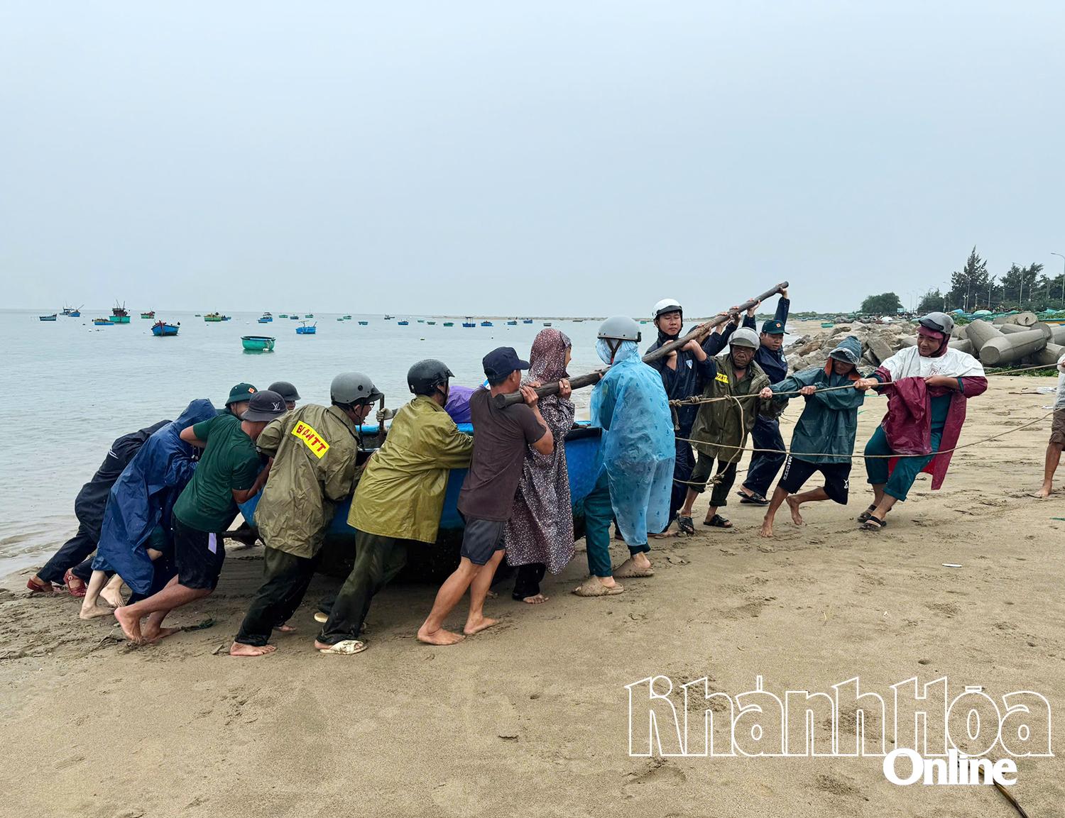 लोगों को टोकरी नाव को किनारे तक खींचने में मदद करें।