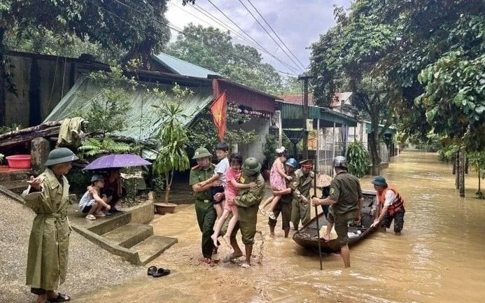 សម្តេចនាយករដ្ឋមន្ត្រី ស្នើឱ្យមានការជម្លៀសប្រជាពលរដ្ឋ នៅតំបន់ដែលមានហានិភ័យនៃការបាក់ដី និងទឹកជំនន់ភ្លាមៗ ត្រូវតែបញ្ចប់មុនម៉ោង ៣រសៀល។ ថ្ងៃនេះ - រូបថត 1 ។ Thủ tướng yêu cầu trước 15h hôm nay phải hoàn thành sơ tán dân cư tại khu vực có nguy cơ sạt lở, lũ quét- Ảnh 1.