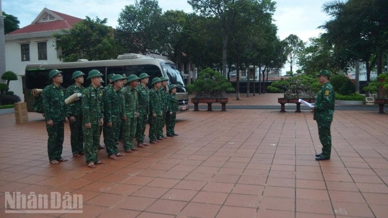 Oficiales y soldados del Comando Provincial de la Guardia Fronteriza de Dak Lak refuerzan las unidades costeras y las zonas clave. ndo_bl_img-0616-8798.jpg
