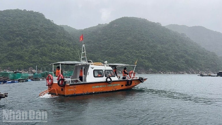 Los oficiales y soldados del puesto de guardia fronteriza del puerto de Vung Ro utilizaron canoas para avisar y movilizar a los pescadores para que trasladaran personas y vehículos a refugios seguros antes de que la tormenta número 13 tocara tierra. ndo_bl_img-0613-4320.jpg
