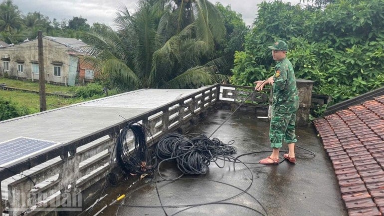 Los oficiales y soldados del puesto de guardia fronteriza de Xuan Dai ayudan a la gente amarrando las casas. ndo_bl_img-0612-5533.jpg