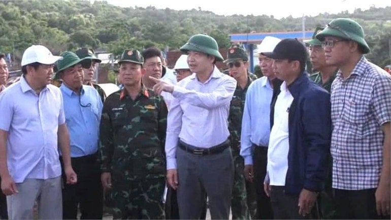 El presidente del Comité Popular Provincial de Dak Lak, Ta Anh Tuan, y la delegación de trabajo de la provincia inspeccionaron las labores de prevención y control de tormentas en el puerto pesquero de Dan Phuong. img-0611-3678-6047.jpg