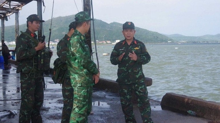 El coronel Le Van Hung, subcomandante y jefe de Estado Mayor del Comando Militar Provincial de Dak Lak (de pie en el extremo derecho), despliega tareas para que la fuerza comprenda los acontecimientos de la tormenta número 13. img-0609-9837.jpg