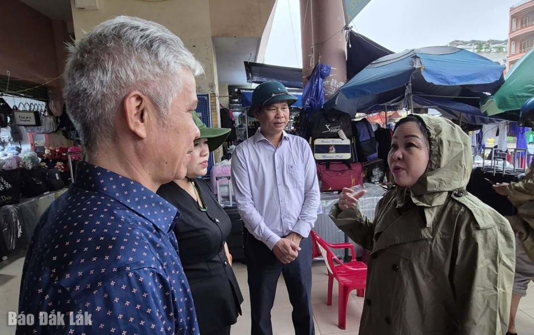 Μόνιμος Αναπληρωτής Γραμματέας της Επαρχιακής Επιτροπής του Κόμματος, Κάο Θι Χόα. Κατευθυνόμενη εργασία αντιμετώπισης της καταιγίδας με τους ηγέτες της περιφέρειας Τούι Χόα.