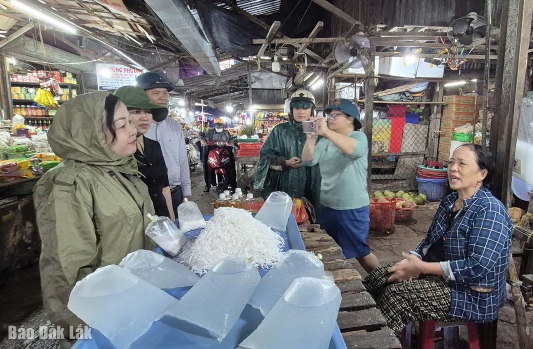 Ο Μόνιμος Αναπληρωτής Γραμματέας της Επαρχιακής Επιτροπής του Κόμματος συναντήθηκε και συζήτησε με εμπόρους στην αγορά Tuy Hoa σχετικά με τη μεταφορά αγαθών.