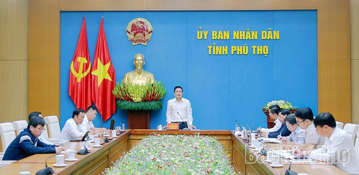 نایب رئیس کمیته مردمی استان، وو ویت وان، به گزارشی در مورد برخی از مطالب مربوط به مدیریت مسکن، برنامهریزی شهری و روستایی گوش فرا داد.