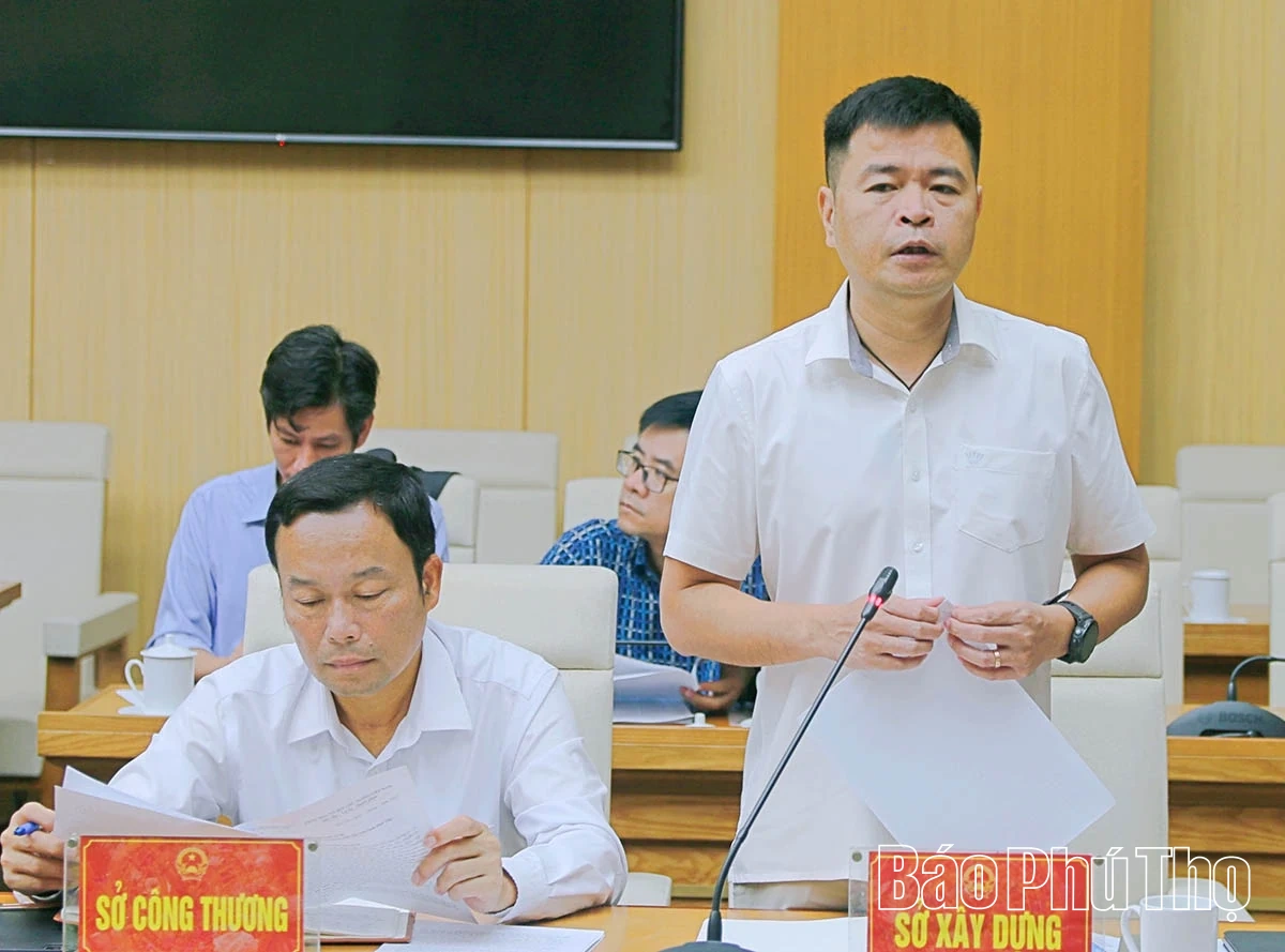 نایب رئیس کمیته مردمی استان، وو ویت وان، به گزارشی در مورد برخی از مطالب مربوط به مدیریت مسکن، برنامهریزی شهری و روستایی گوش فرا داد.