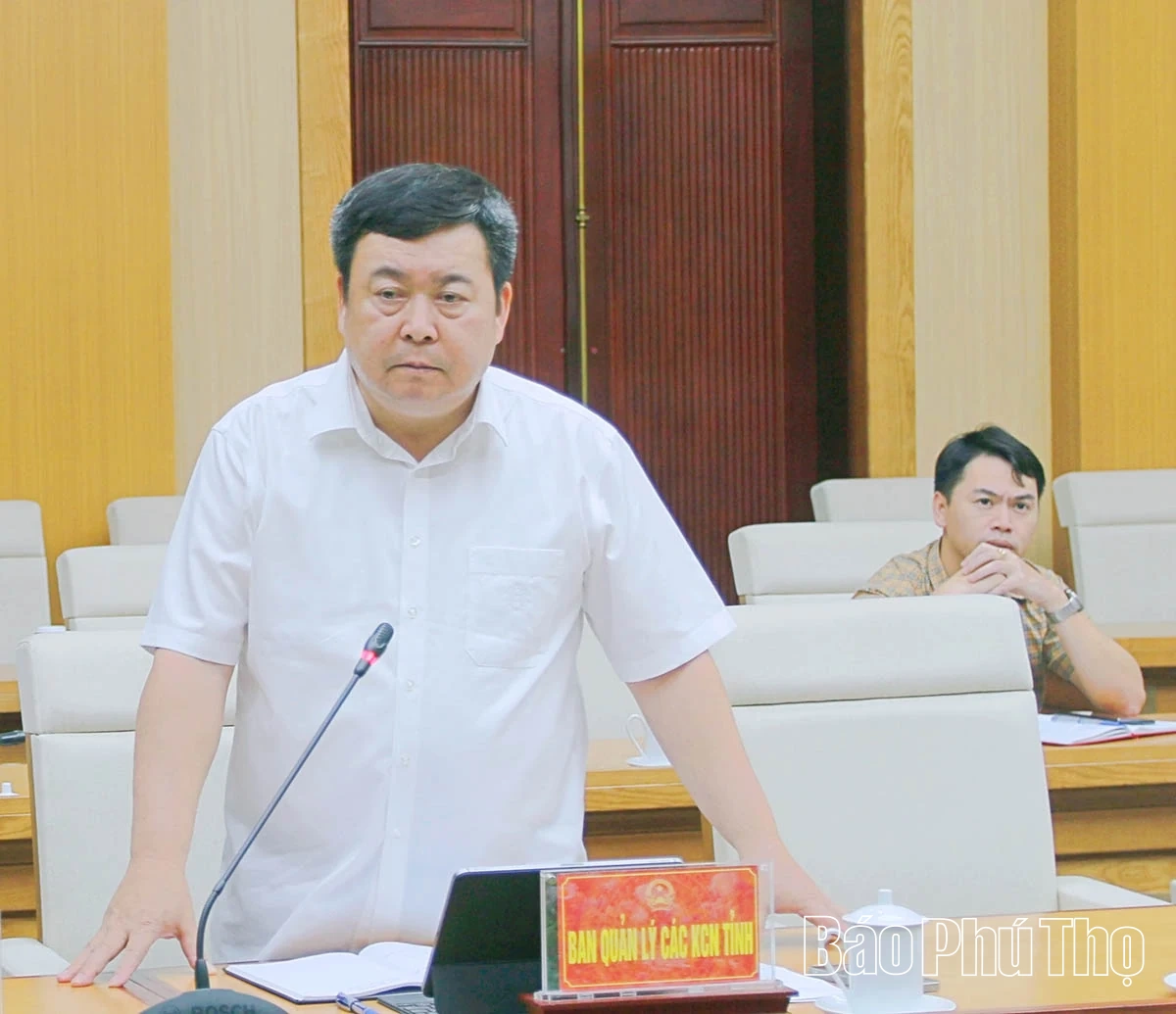 نایب رئیس کمیته مردمی استان، وو ویت وان، به گزارشی در مورد برخی از مطالب مربوط به مدیریت مسکن، برنامهریزی شهری و روستایی گوش فرا داد.