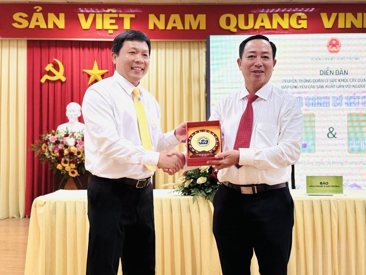 Universitas Tra Vinh memberikan cenderamata kepada Kantor Perwakilan Delta Mekong. Foto: Le Hoang Vu. Trường Đại học Trà Vinh tặng quà lưu niệm cho Văn phòng đại diện ĐBSCL. Ảnh: Lê Hoàng Vũ.