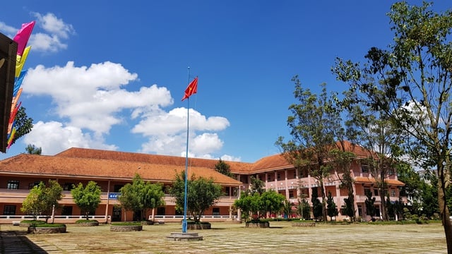 Реагування на шторм Калмаегі: проактивне дозвіл учням залишатися вдома та не відвідувати школу в небезпечних районах - Фото 1. Ứng phó bão Kalmaegi: Chủ động cho học sinh nghỉ học ở những khu vực nguy hiểm- Ảnh 1.