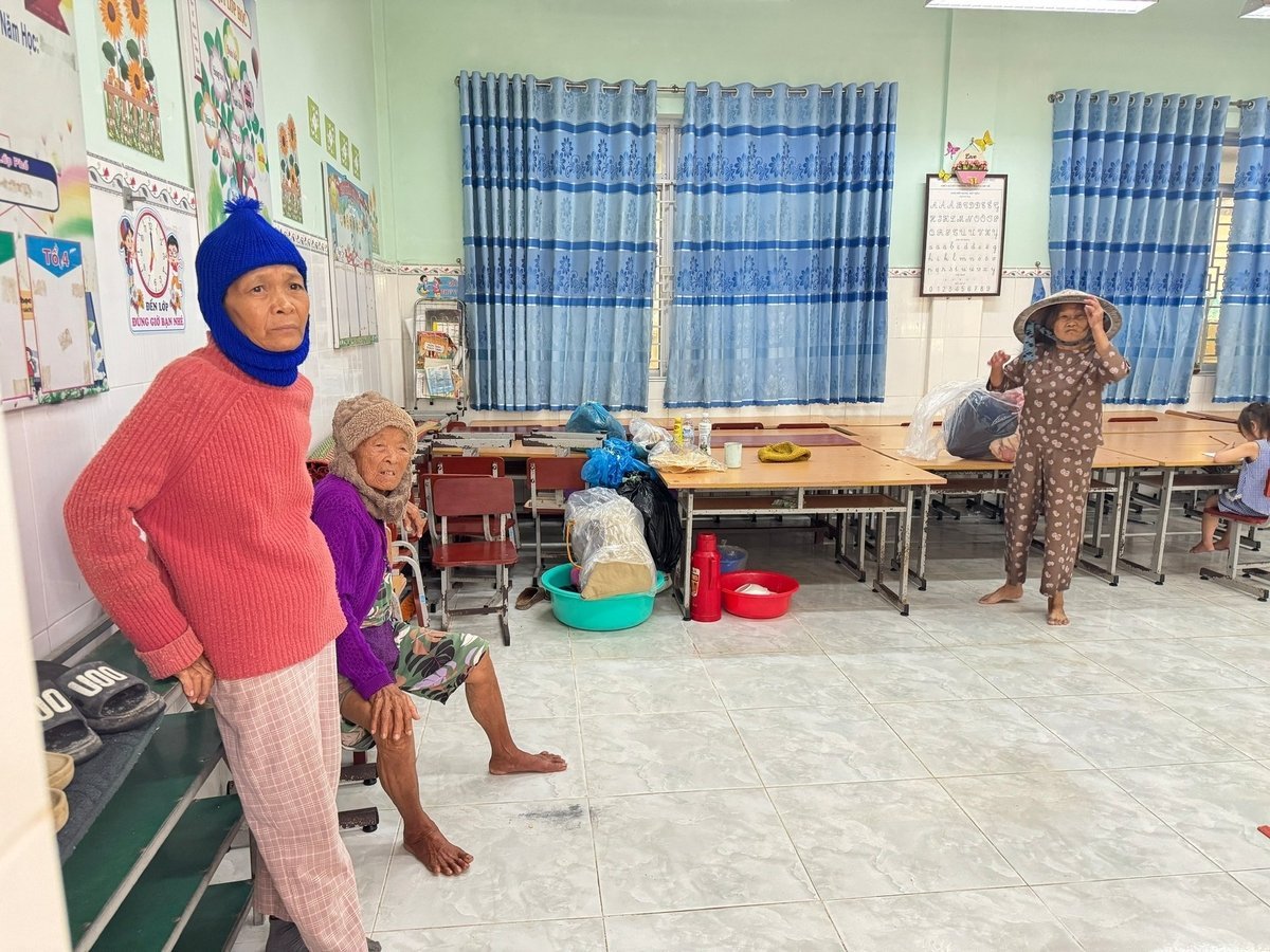 6 नवंबर को दोपहर में तूफान से बचने के लिए आन फू कम्यून के निवासियों को फ़ो आन प्राइमरी स्कूल में शरण लेने के लिए ले जाया गया। फोटो: एल.के. Người dân xã An Phú sơ tán đến Trường Tiểu học Phổ An để tránh trú bão trong trưa ngày 6/11. Ảnh: L.K.