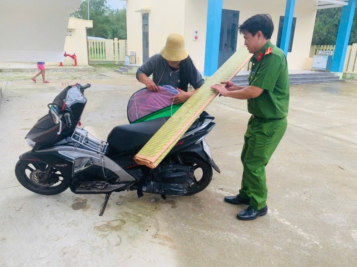 सा हुइन्ह वार्ड के अधिकारी ख़तरनाक इलाकों में फंसे लोगों को निकासी केंद्रों तक पहुँचाते हुए। फोटो: एल.के. Lực lượng chức năng phường Sa Huỳnh hỗ trợ người dân ở vùng nguy hiểm đến điểm sơ tán. Ảnh: L.K.