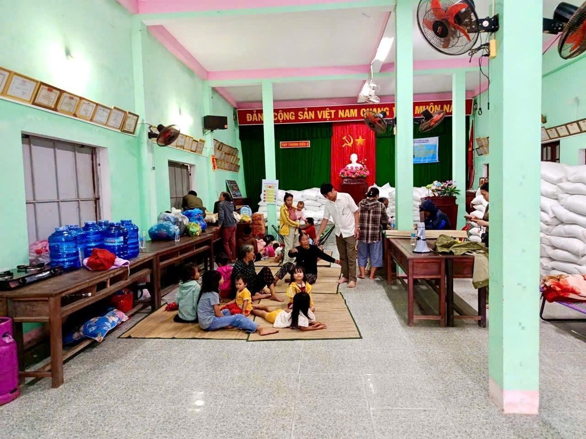 क्वांग न्गाई प्रांतीय अधिकारियों ने तूफ़ान से पहले, उसके दौरान और बाद में लोगों की सेवा के लिए निकासी स्थलों पर आवश्यक सामग्री तैयार की है। फोटो: एल.के. Các điểm sơ tán được chính quyền tỉnh Quảng Ngãi chuẩn bị nhu yếu phẩm cần thiết để phục vụ người dân trước, trong và sau bão. Ảnh: L.K.