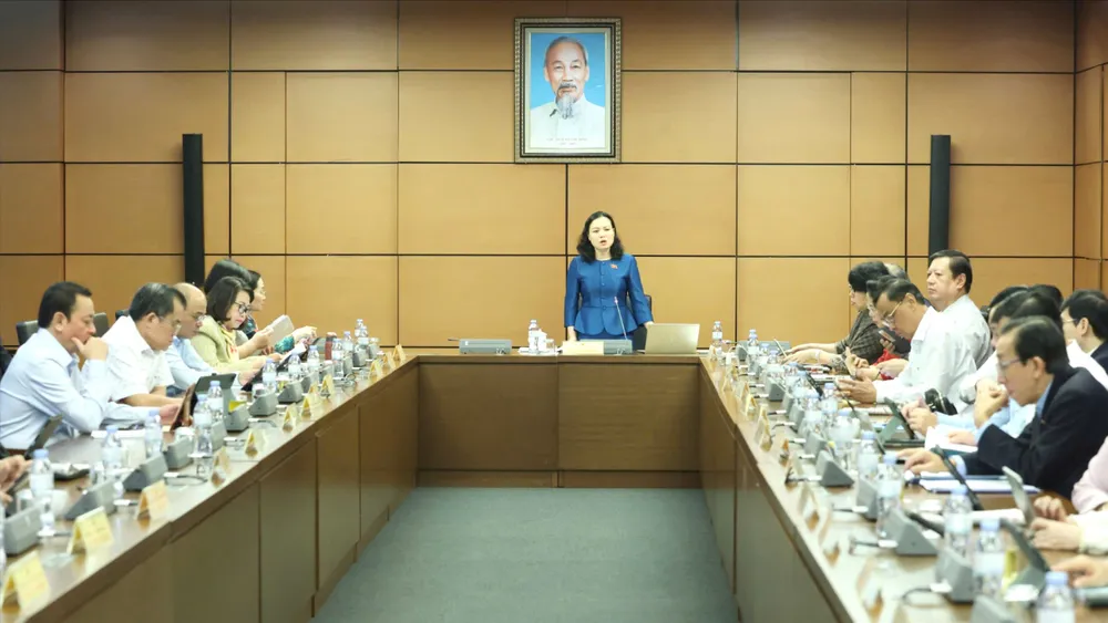 Delegasjonen fra nasjonalforsamlingen i Ho Chi Minh-byen diskuterte i grupper morgenen 6. november. Foto: QUANG PHUC