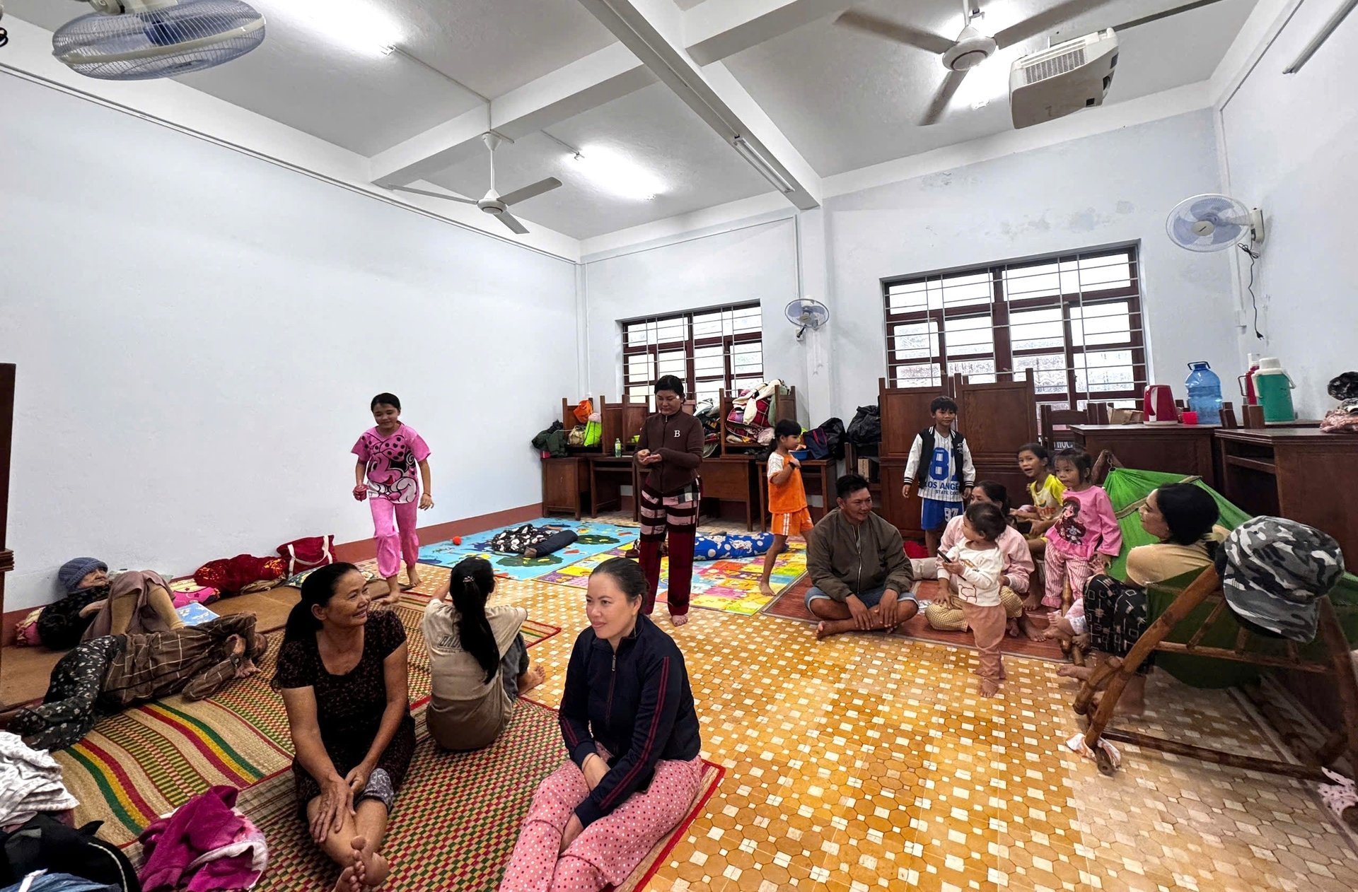 ১৩ নম্বর ঝড় এড়াতে নহন চাউ দ্বীপের (গিয়া লাই) বাসিন্দারা অন্যত্র সরে যাচ্ছেন। ছবি: সি.টি.ভি. Người dân xã đảo Nhơn Châu (Gia Lai) sơ tán tập trung để phòng tránh bão số 13. Ảnh: C.T.V.