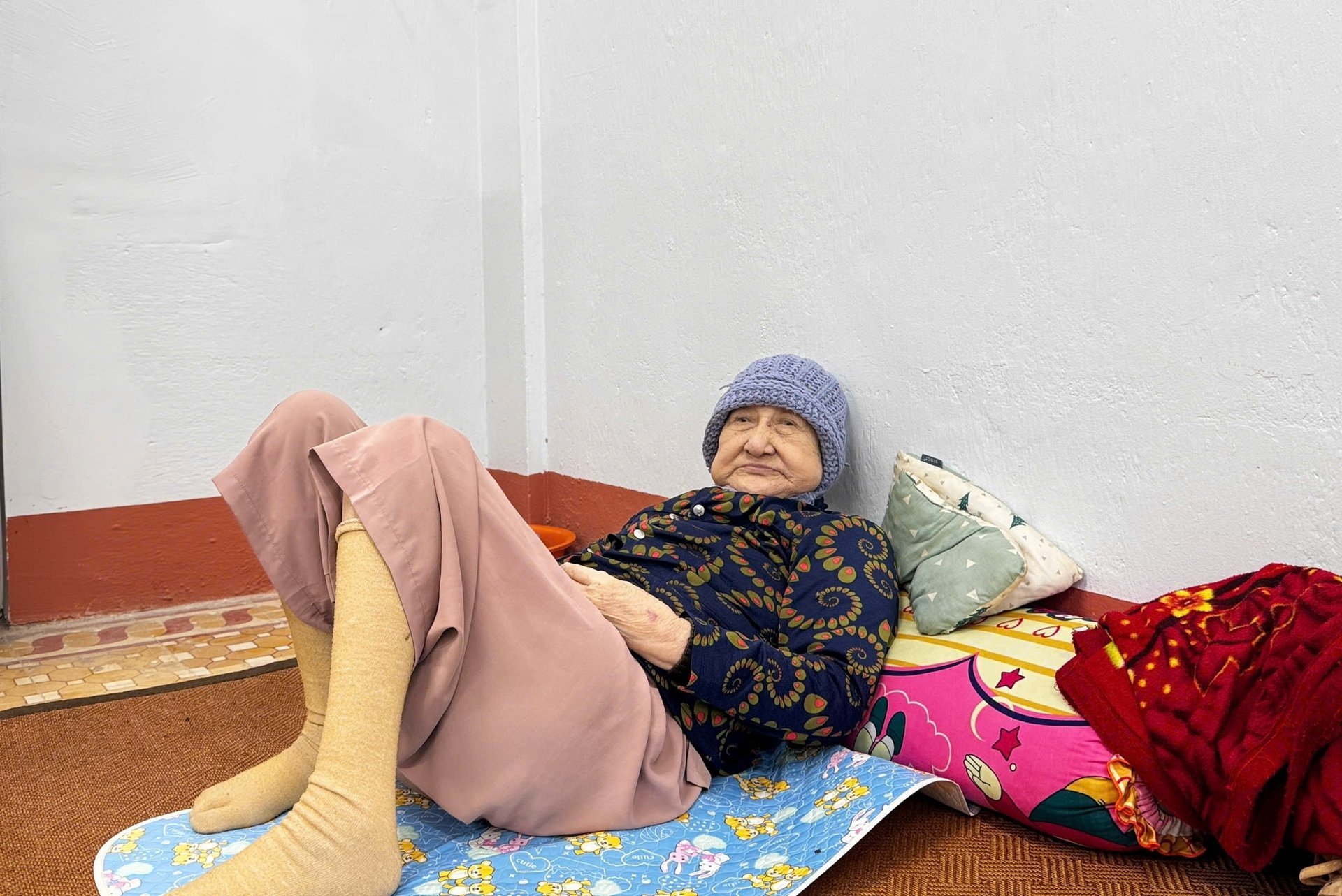 মিসেস নগুয়েন থি থাও, তাই গ্রাম, নোন চাউ কমিউন, উচ্ছেদ কেন্দ্রে। ছবি: সি.টি.ভি. Bà Nguyễn Thị Thảo, thôn Tây, xã Nhơn Châu ở nơi sơ tán tập trung. Ảnh: C.T.V.