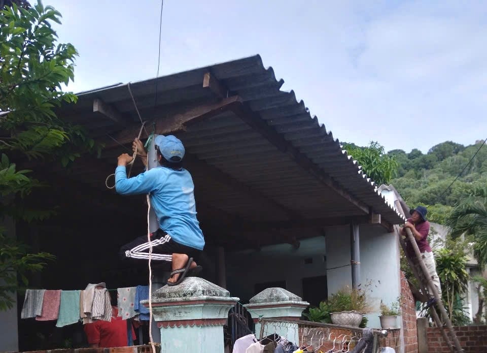 নহন চাউ দ্বীপের কমিউনের লোকেরা ১৩ নম্বর ঝড় প্রতিরোধের জন্য সক্রিয়ভাবে তাদের ঘরবাড়ি প্রস্তুত করছে। ছবি: অবদানকারী। Người dân xã đảo Nhơn Châu chủ động giằng chống nhà cửa phòng chống bão số 13. Ảnh: CTV.