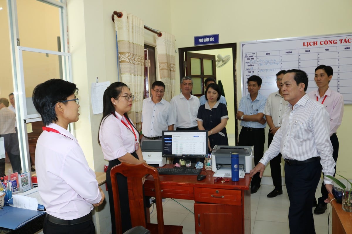 Phó Bí thư Tỉnh ủy- Lâm Minh Đằng tham quan, gặp gỡ cán bộ, công chức, viên chức tại Trung tâm Dịch vụ hành chính công xã Thới Thuận.