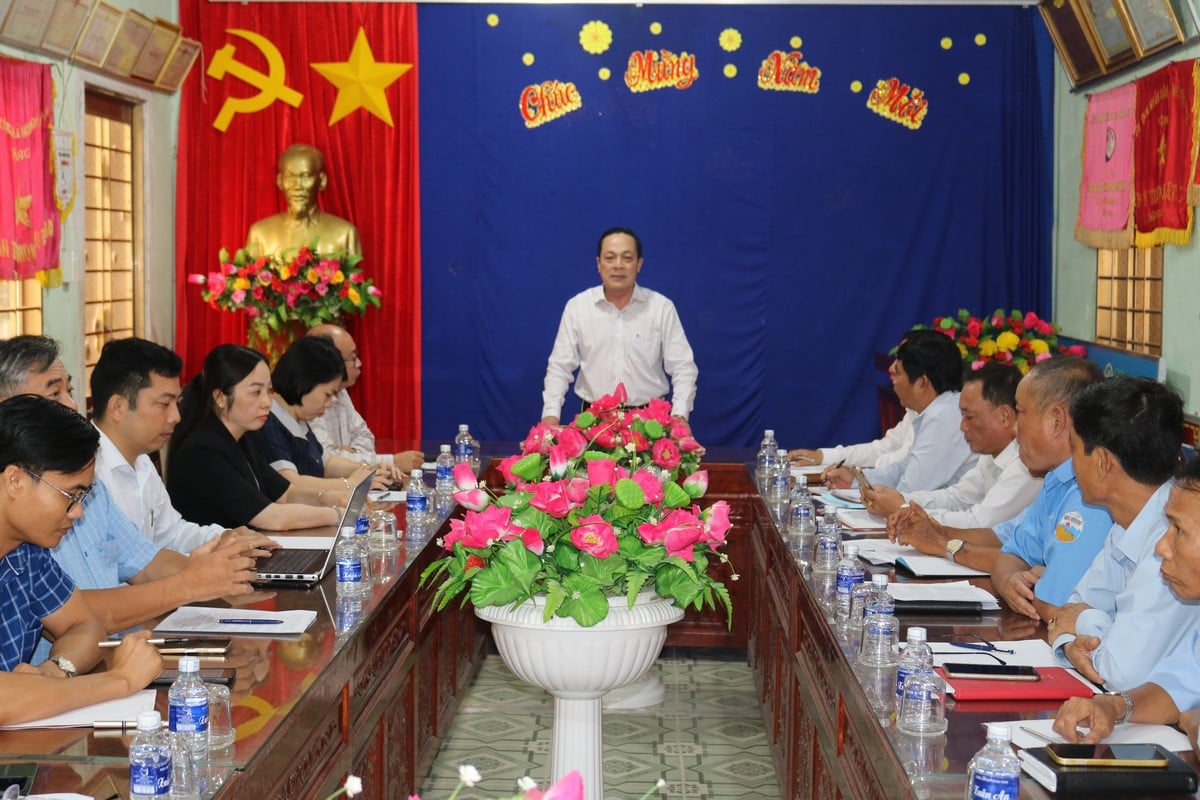 Phó Bí thư Tỉnh ủy- Lâm Minh Đằng phát biểu tại buổi làm việc với HTX Thủy sản Rạng Đông.