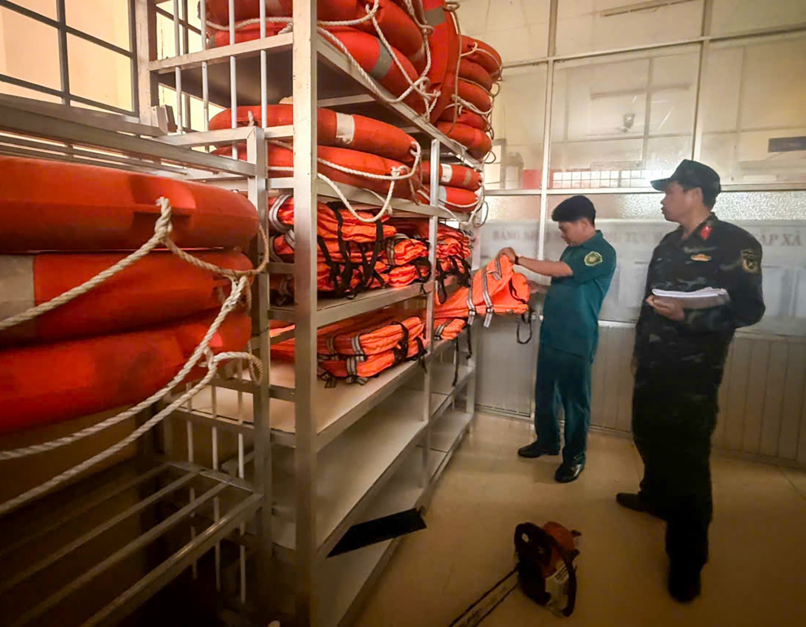 กองบัญชาการทหารจังหวัดอานซางตรวจสอบการทำงานรับมือพายุหมายเลข 13