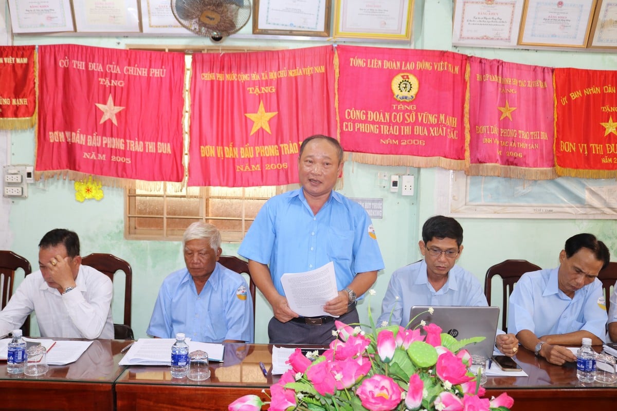 Đại diện HTX Thủy sản Rạng Đông báo cáo kết quả hoạt động 10 tháng đầu năm 2025.