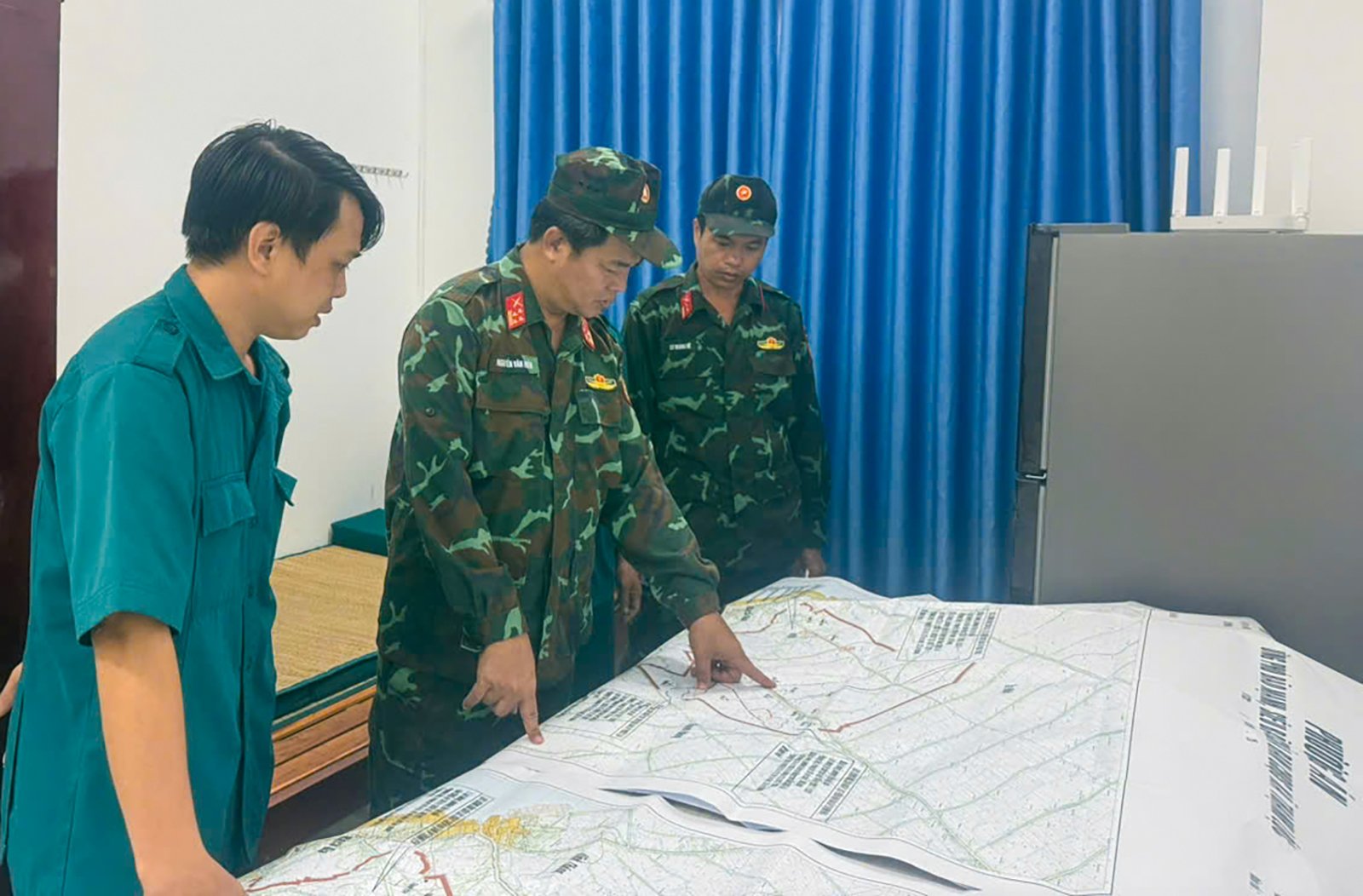 กองบัญชาการทหารจังหวัดอานซางตรวจสอบการทำงานรับมือพายุหมายเลข 13