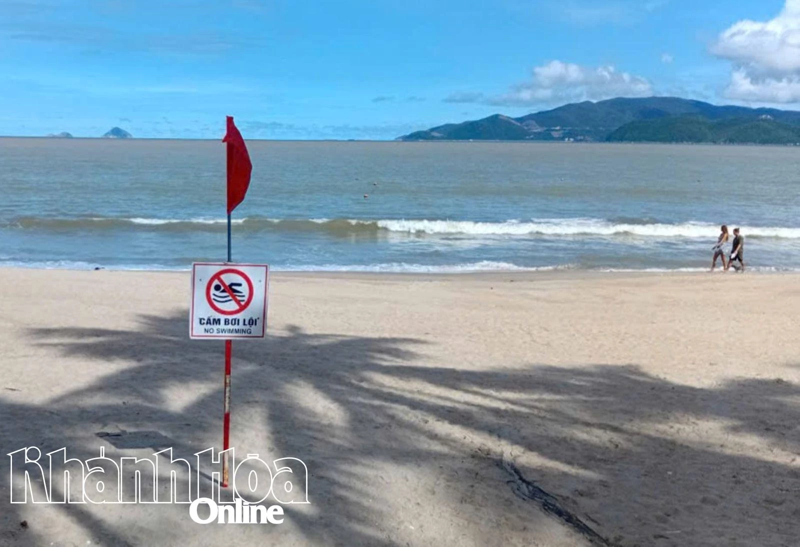 Lực lượng chức năng cắm biển cảnh báo cấm bơi lội biển Nha Trang do ảnh hưởng bão số 13