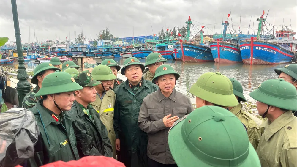 Вранці 6 листопада віце-прем'єр-міністр Чан Хонг Ха оглянув роботи з запобігання та боротьби зі штормами в Гіа Лай.