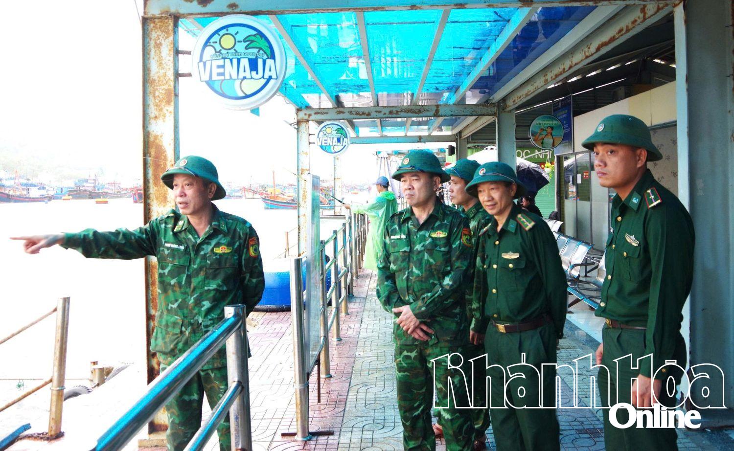 Överste Phan Thang Long inspekterade stormförebyggande och stormkontrollarbete nr 13 vid Cua Be fiskehamn.