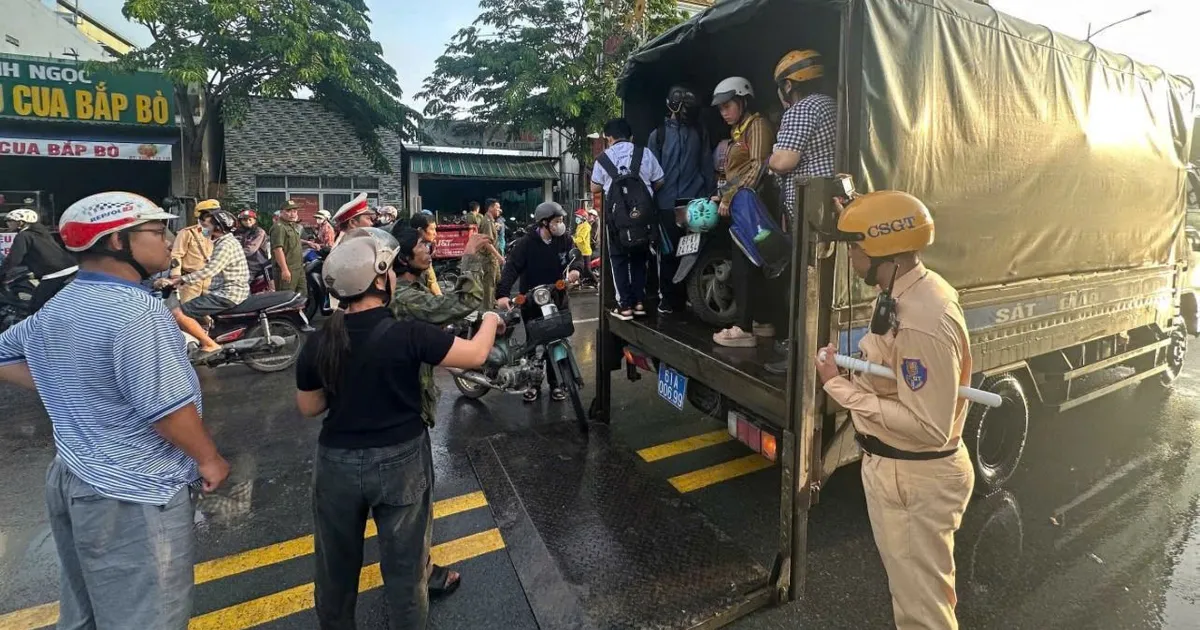 TPHCM: Tăng cường cảnh sát giao thông ứng trực tại các tuyến đường bị ngập