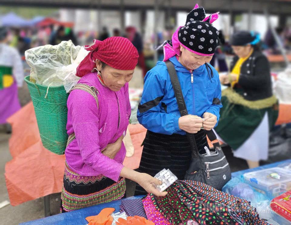 La cesta acompaña a las mujeres de la etnia Mong en cada sesión de mercado.