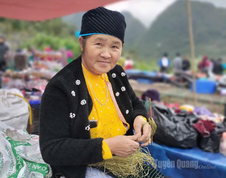 En las manos de las mujeres Mong, siempre hay un hilo de lino que se está hilando.